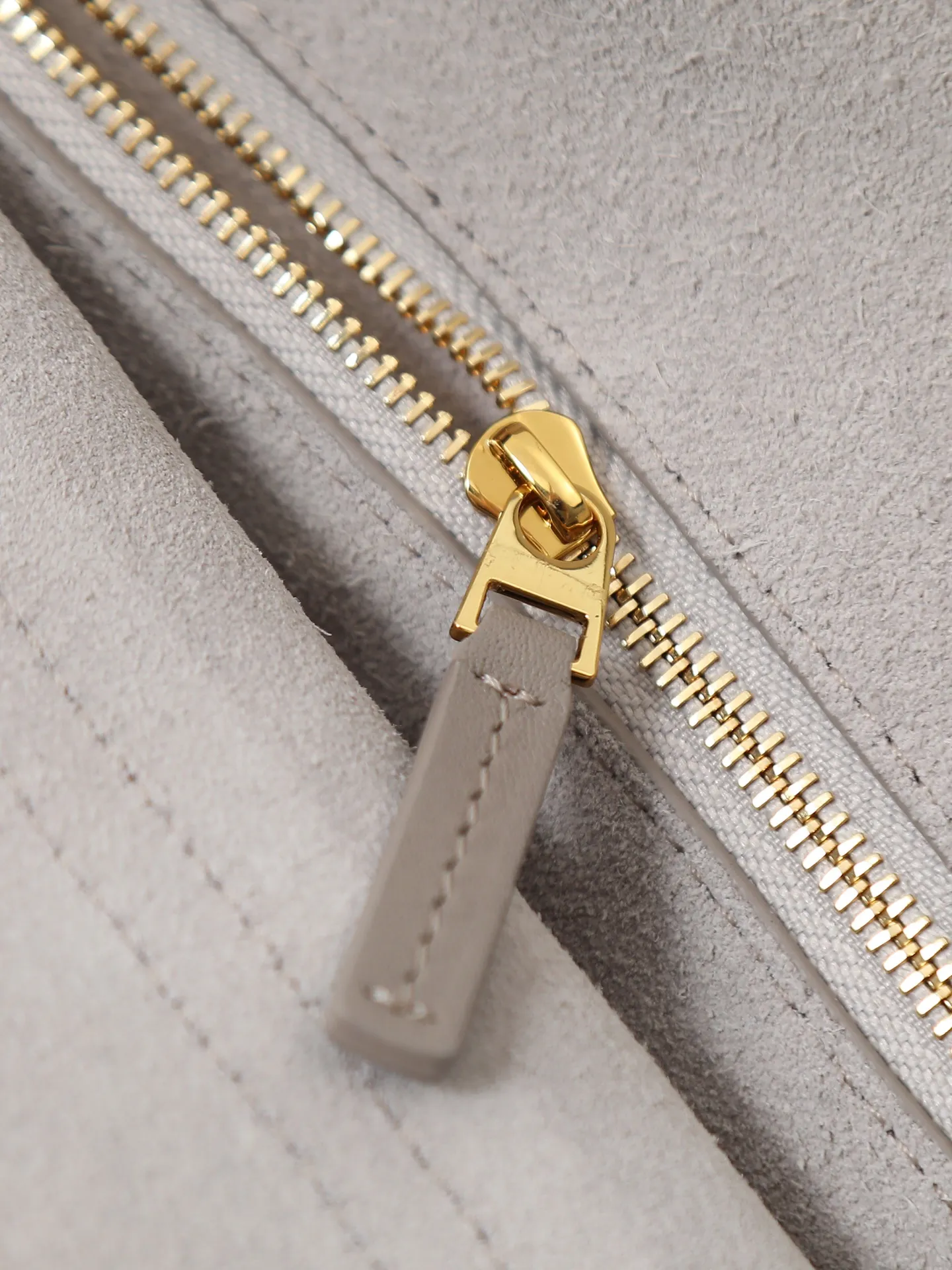 1150. Bottega Veneta's latest Ciao Ciao bag is a two-way flap handbag in silky cowhide, decorated with signature twist details, hidden hook closure, the flap can be fastened to the front, or connected to the INTRECCIATO woven internal pocket, with an adjustable and removable crossbody strap, an internal compartment, and a zippered pocket. The surprise flap has various shapes. Style 1 - Cover the bag surface, exposing the knot and knot decoration. Style 2 - Place the flap inside the bag. A buckle is also designed. Style 3 - The U-shaped position of the top handle in the hand bag. Style No.: 835835 Size: 26*19*10.5cm